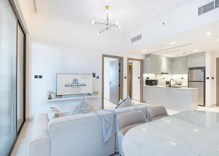 Stylish Home With Direct Pool Access By The Canal